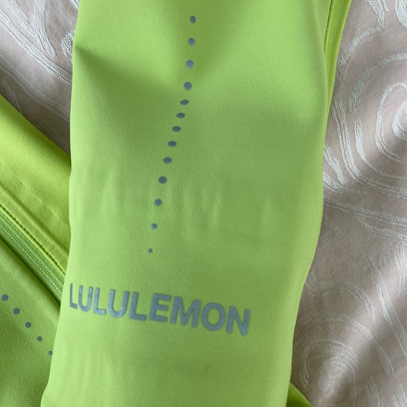 Lululemon Cross Chill Jacket RepelShell- wasabi colour - Picture 4 of 5